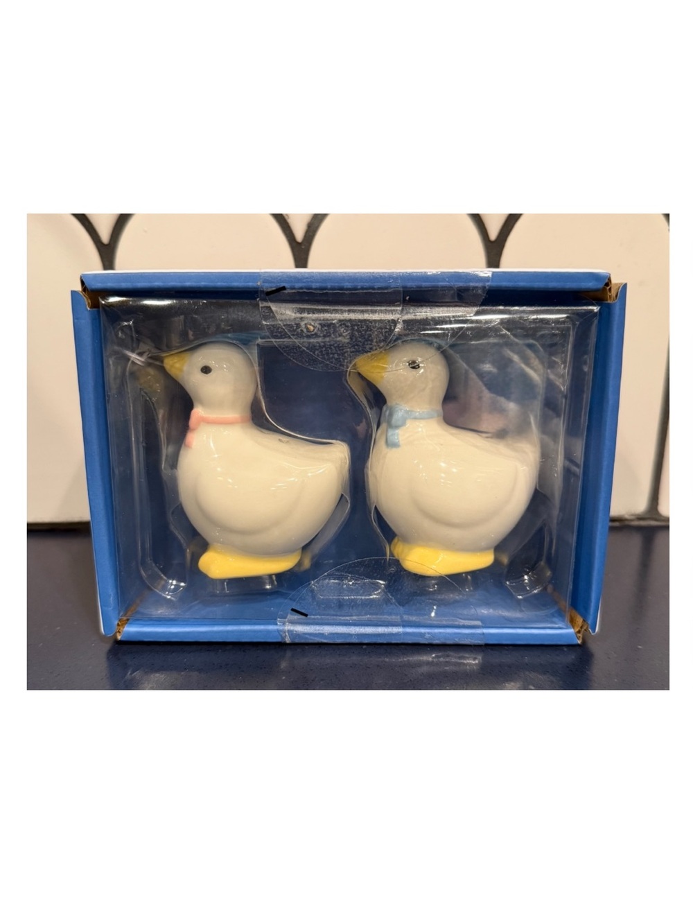 Larkspur nwt Ceramic Duck Salt & Pepper Shaker Pair in White with bows